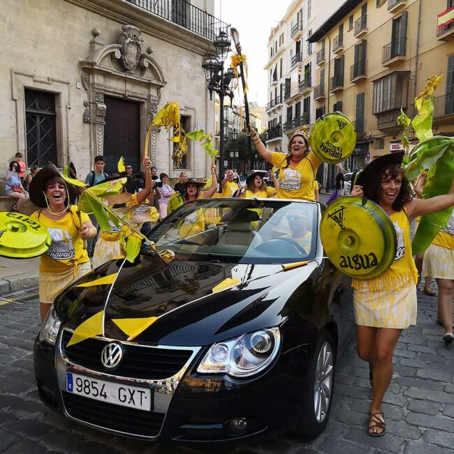 Senyora de Canavall arribant a la penjada de blassons